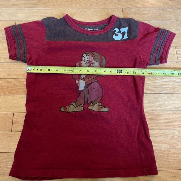 Disney World Short Sleeve T-shirt with Vintage Graphic Dwarf. Small - Picture 6 of 7